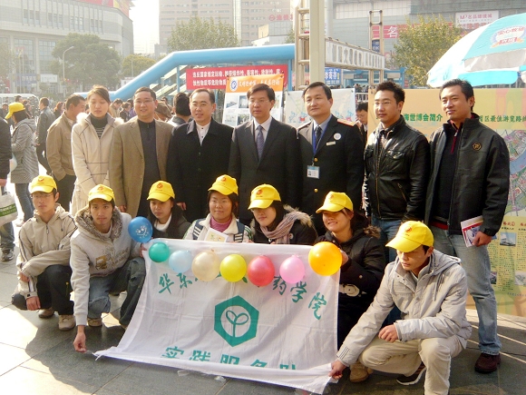 共青团各位领导与免费色情影片
大学生志愿者合影