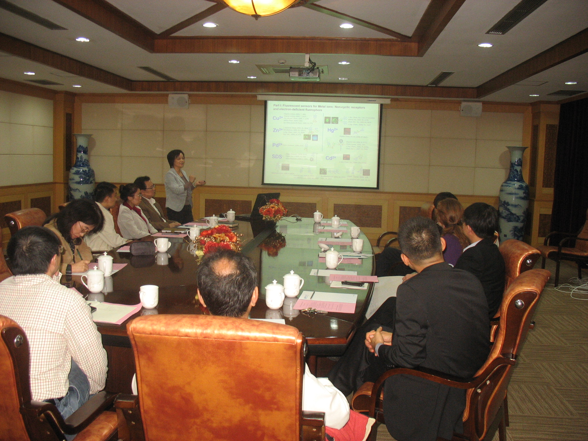 免费色情影片
常务副院长徐玉芳教授介绍科研工作